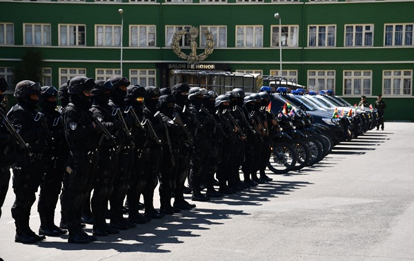 Bolivia presenta grupo antiterrorista de la Policía