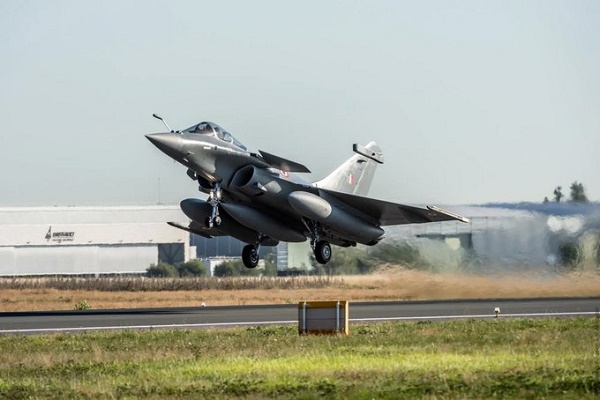 Primeros cinco cazas Rafale de la India en vuelo ferry hacia sus bases