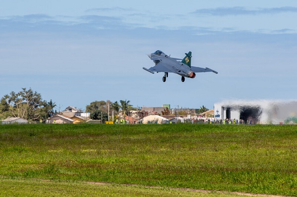 El caza Gripen E realiza su primer vuelo en Brasil