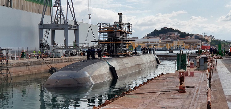 El submarino S-81, de nuevo a flote tras su primera varada programada