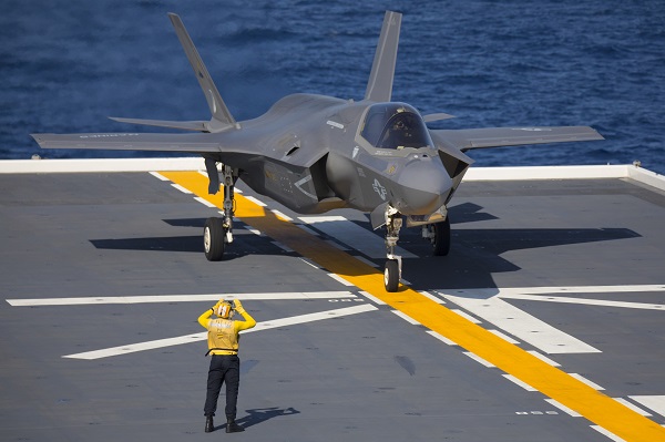 Un F-35B aterriza por vez primera en el destructor portahelicópteros JS Izumo