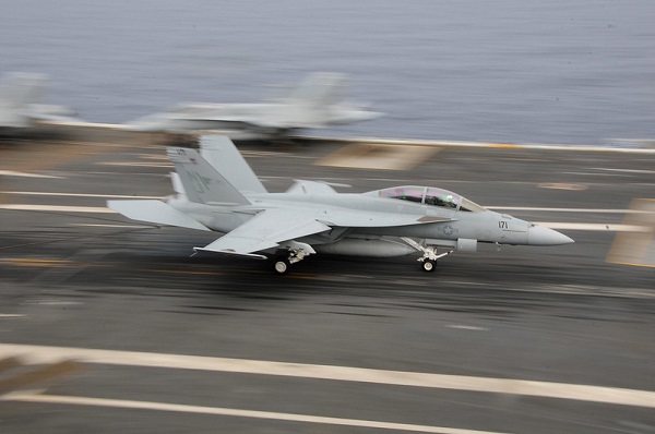 Caza FA-18F Super Hornet de la Armada de EEUU se estrella en California