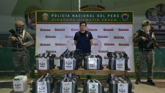 Personal de la Policía y Fiscalía junto a la cocaína decomisada. Foto: Ministerio Público del Perú