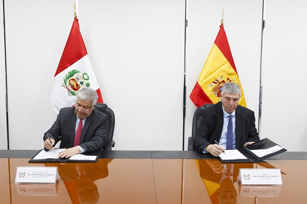 Indra Sistemas y Perú firman convenio marco para impulsar la ciencia, tecnología e innovación en el sector Defensa