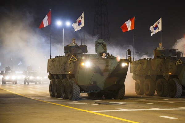 Los Ejércitos de Perú y Corea del Sur presentan tres K808 White Tiger en la ceremonia por el Bicentenario de la Batalla de Ayacucho