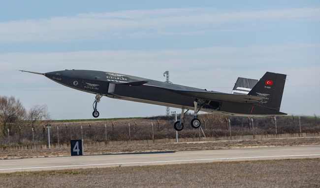 El dron de combate Bayraktar Kizilelma completa nuevo vuelo de evaluación aerodinámica