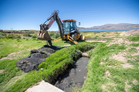 Perú: Ministerio de Vivienda limpia 11 canales afluentes del Lago Titicaca, en Puno