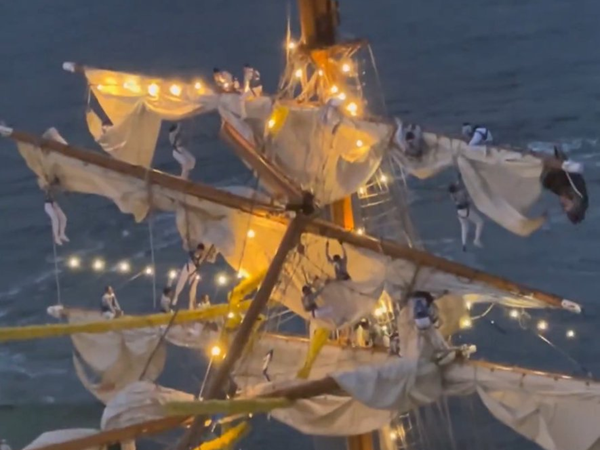 Buque escuela a vela de la Armada de México colisiona con el Puente de Brooklyn, en Nueva York